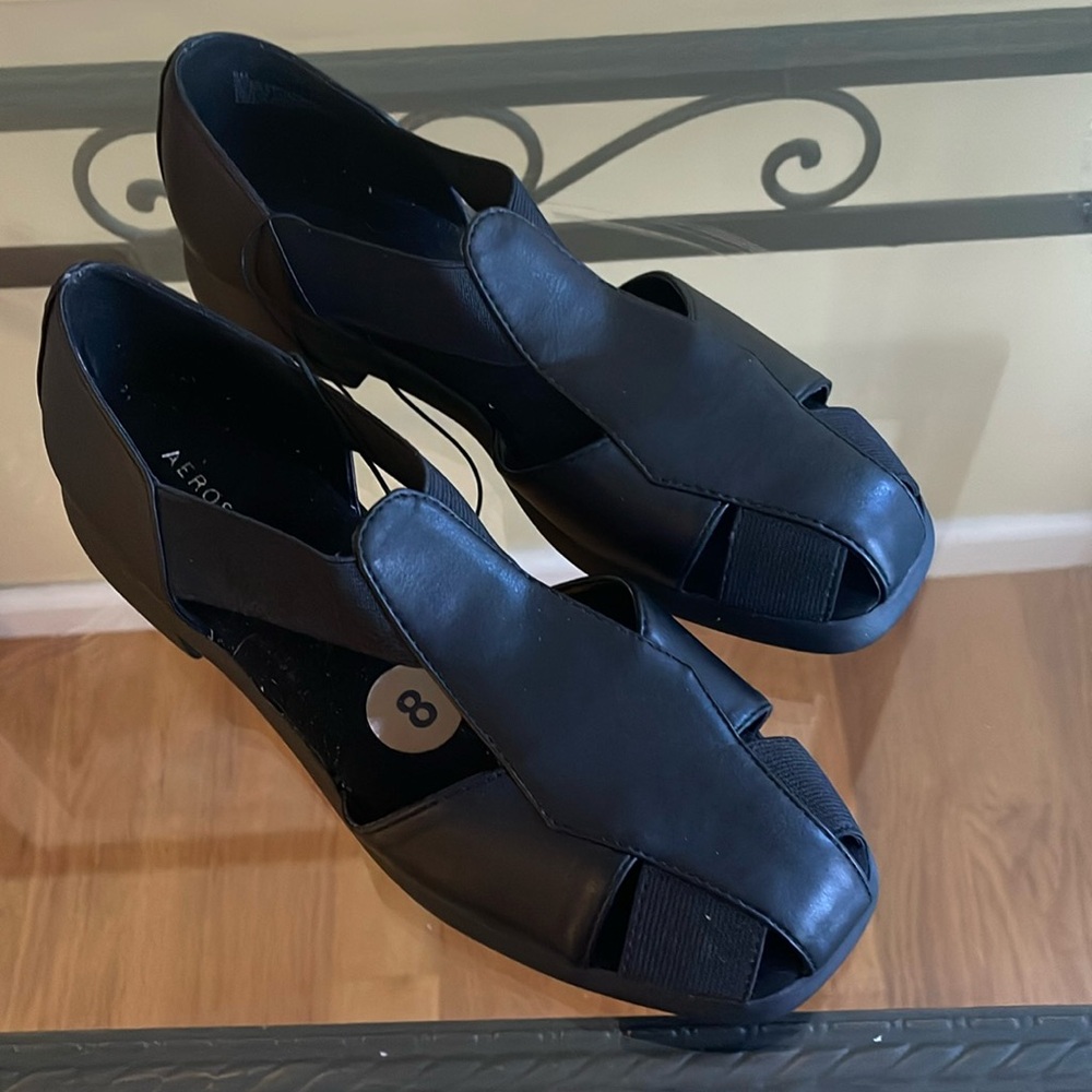 Aerosols size 8, black slip-on